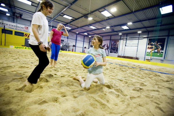 Kinder beim Beachvolleyball spielen in der Sport & Fun Halle