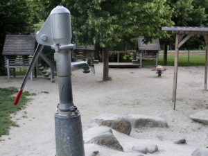 Sand und Wasser Bereich am Kleinkinderspielplatz im Auer Welsbach Park