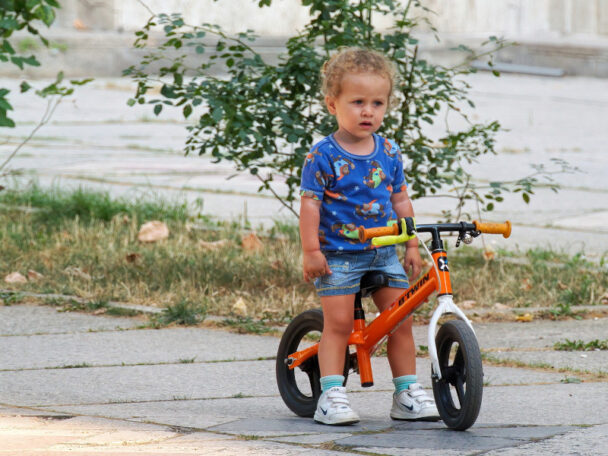 Kind auf Laufrad