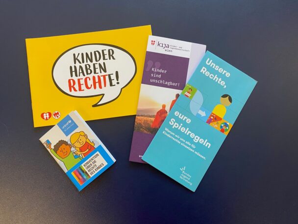 Kinderrechtsbroschüren liegen am Tisch